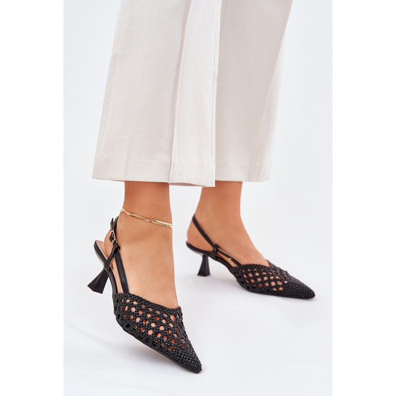 Saltos altos com nariz pontudo e salto preto 2