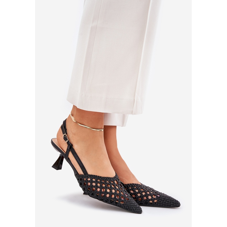 Saltos altos com nariz pontudo e salto preto 1 Saltos altos com nariz pontudo e salto preto 1