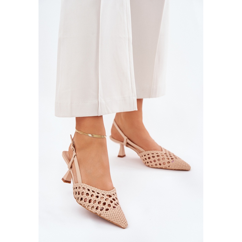 Hinques com um dedo do pé pontiagudo e um salto begeed 2