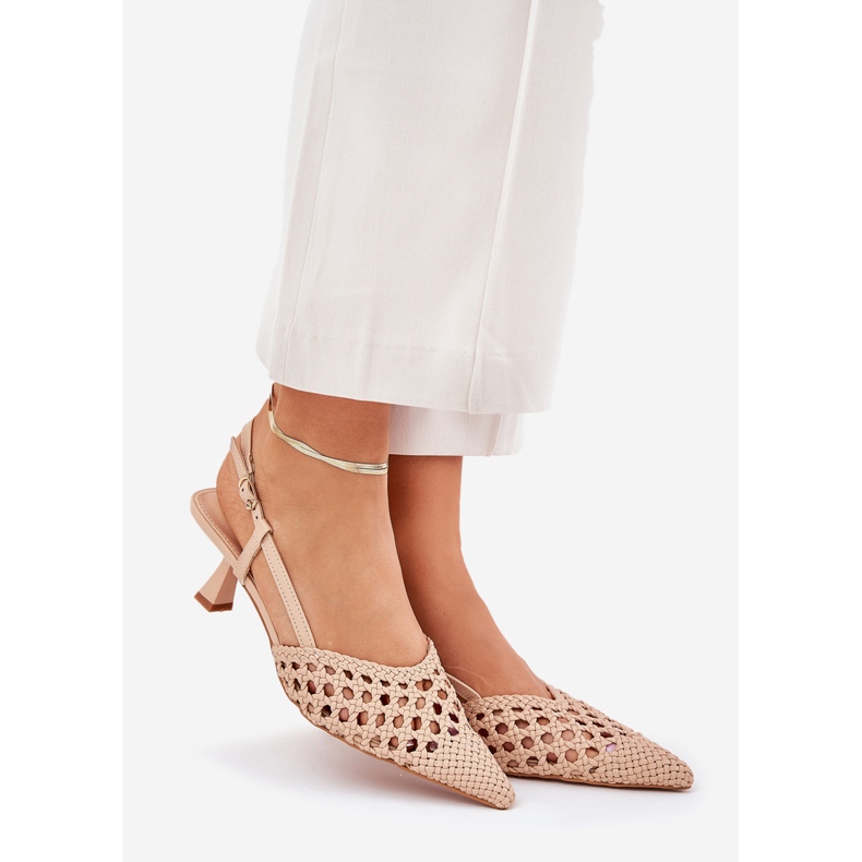 Hinques com um dedo do pé pontiagudo e um salto begeed 1