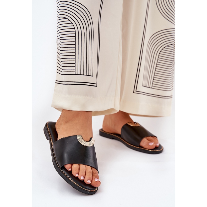 Chinelos femininos de couro ECO com detalhes decorativos pretos 2
