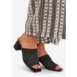 Chinelos femininos com saltos pretos 1