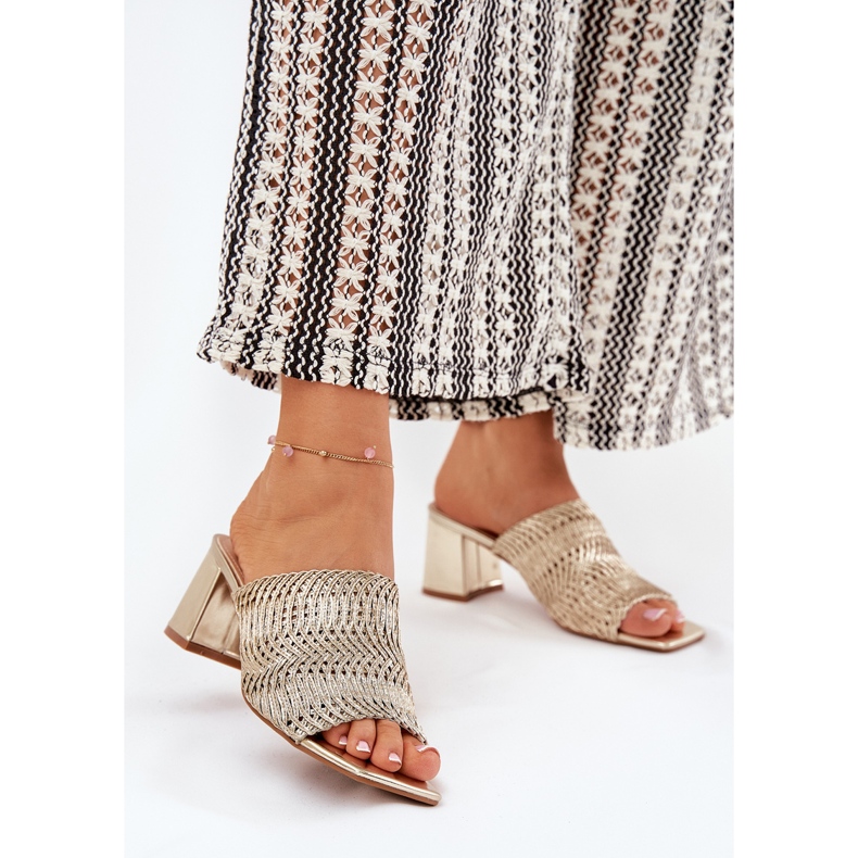 Chinelos femininos com saltos dourados 2