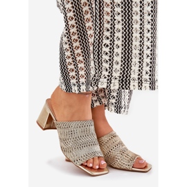 Chinelos femininos com saltos dourados 1