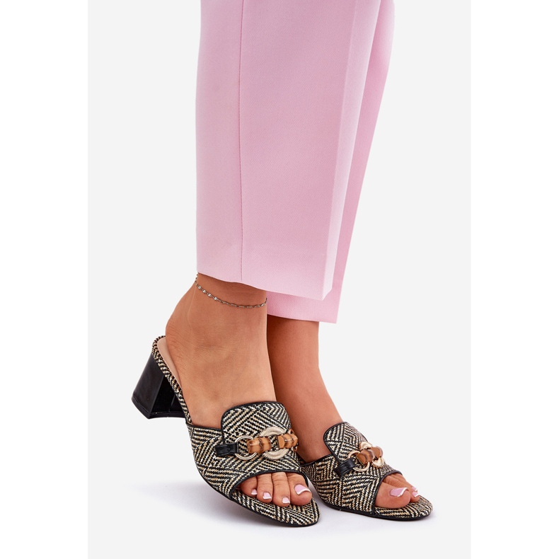 Salto feminino com uma decoração negra preto 1