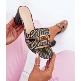 Salto feminino com uma decoração negra preto 2 Salto feminino com uma decoração negra preto 2