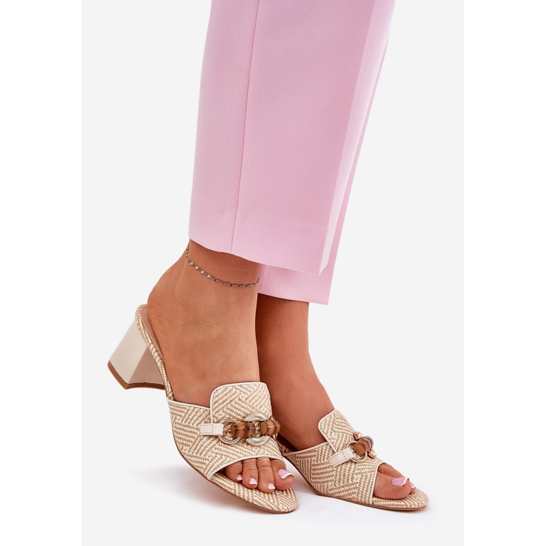 Salto feminino com uma decoração bege 1