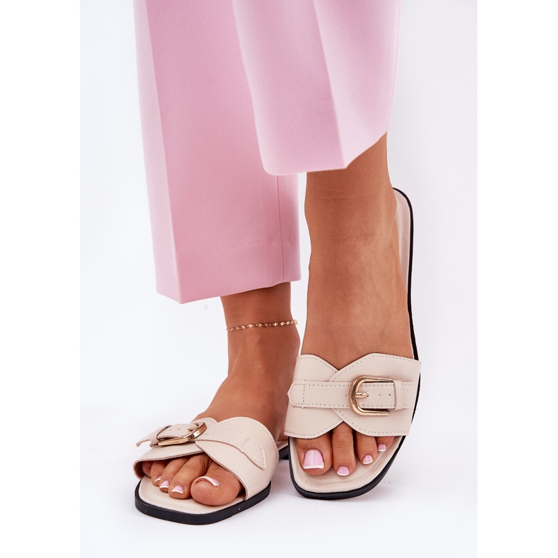 Chinelos femininos planos com um grampo bege dourado 2