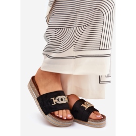 Os chinelos femininos com um detalhe dourado na plataforma com brocado preto 1 Os chinelos femininos com um detalhe dourado na plataforma com brocado preto 1