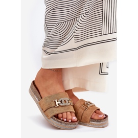 Os chinelos femininos com um detalhe dourado na plataforma de glitter de camelo marrom 1