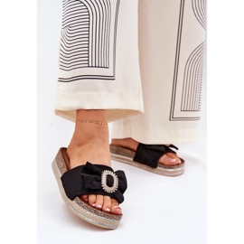 Flips femininos na plataforma com um arco e um broche decorativo preto 2