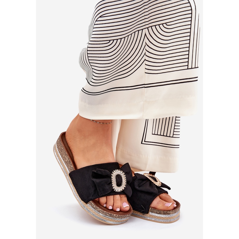 Flips femininos na plataforma com um arco e um broche decorativo preto 1