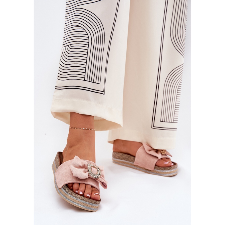 Chinelos femininos na plataforma com um arco e um broche decorativo rosa 2