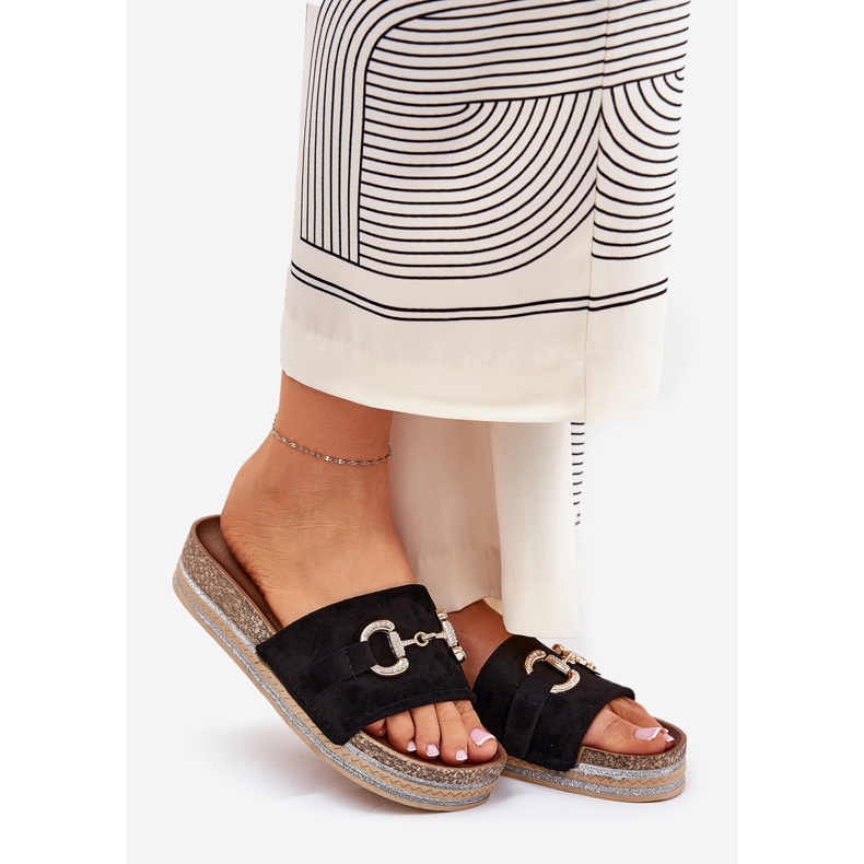 Flips femininos na plataforma com um ornamento dourado e preto de brocado 1