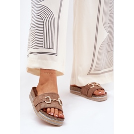 Flips femininos na plataforma com um ornamento dourado e glitter cáqui bege 2