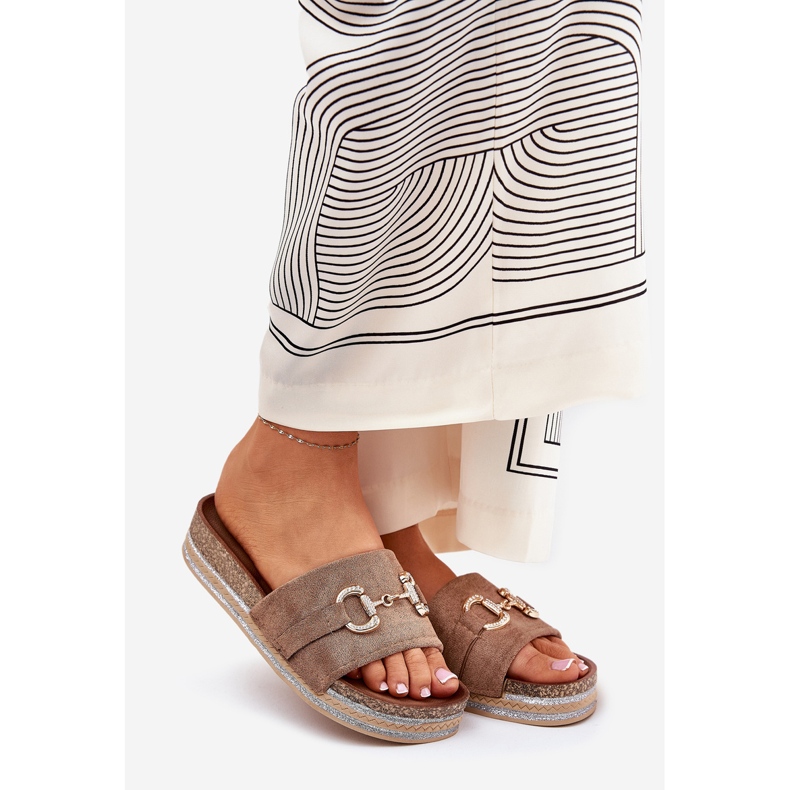 Flips femininos na plataforma com um ornamento dourado e glitter cáqui bege 1