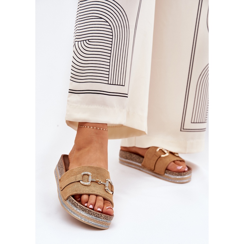 Flips femininos na plataforma com um ornamento dourado e glitter de camelo castanho 2