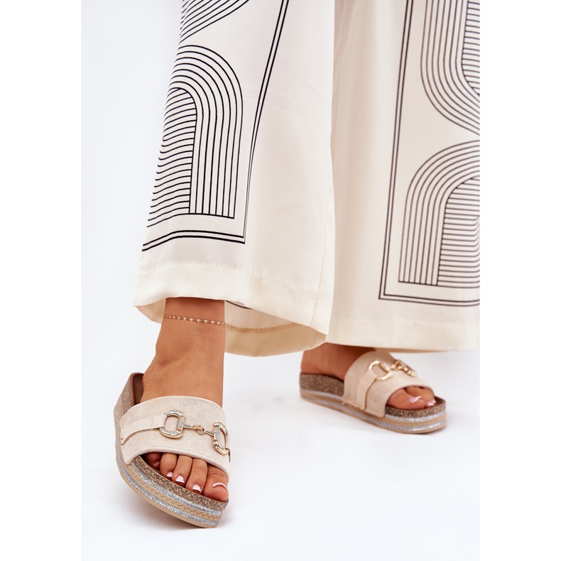 Flips femininos na plataforma com um ornamento dourado e glitter bege 2