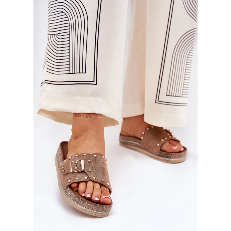 Chinelos femininos na plataforma com fivela e pregos cáqui bege 2