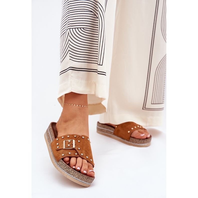 Flips femininos na plataforma com fivela e pregos de camelo marrom 2