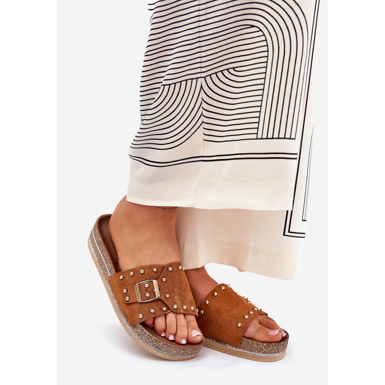 Flips femininos na plataforma com fivela e pregos de camelo castanho 1