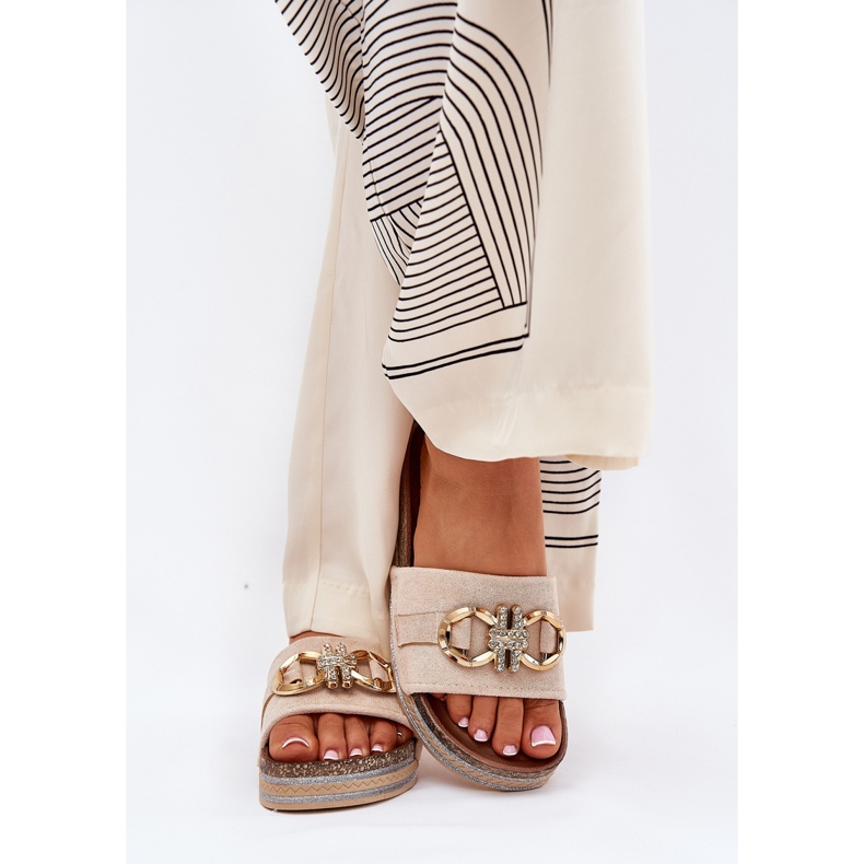 Boto Flips femininos na plataforma com glitter e um bege de decoração de ouro 2