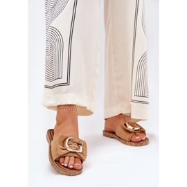 Chinelos de mulheres planas com um detalhe decorativo de camelo castanho 2