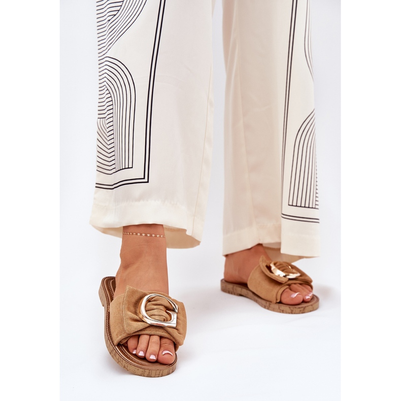 Chinelos de mulheres planas com um detalhe decorativo de camelo castanho 2