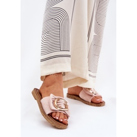 Chinelos de mulheres planas com um detalhe rosa decorativo 2