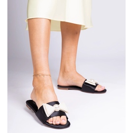 Chinelos de cetim pretos com um arco em pérolas 1