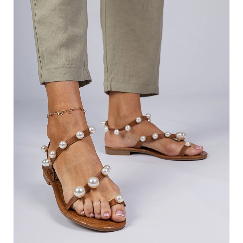 Sandálias femininas marrons decoradas com pérolas marrom 1