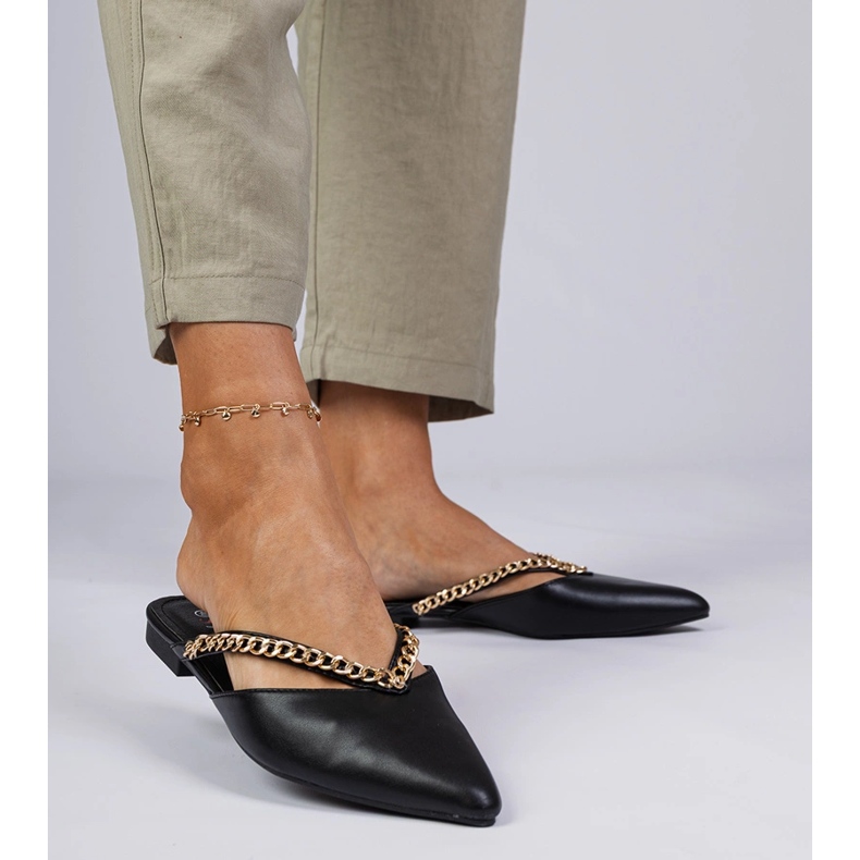 Flip elegante preto -flops decorados com uma corrente 1