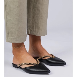 Flip elegante preto -flops decorados com uma corrente 2