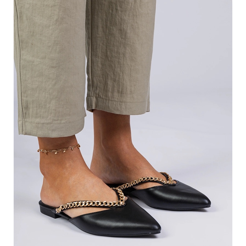 Flip elegante preto -flops decorados com uma corrente 2