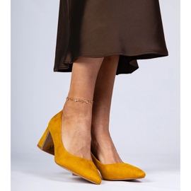 Bombas amarelas em um post elegantemente decorado amarelo 2