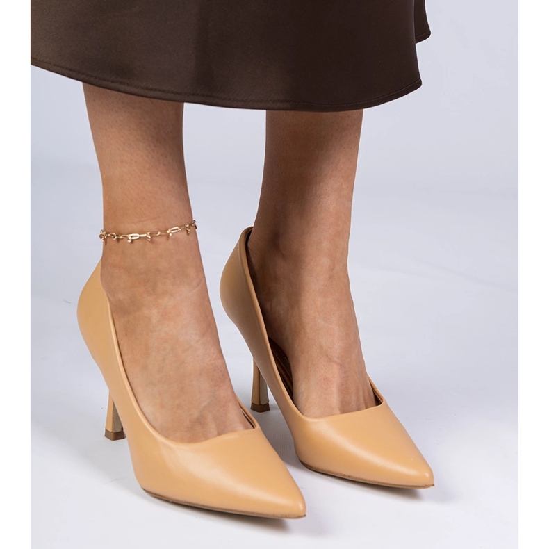 Bombas clássicas marrons em um salto alto Eco -Leather castanho 1