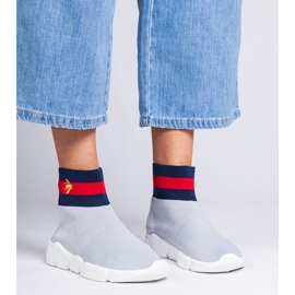 Tênis esportivos cinzentos com uma parte superior de meia cinza 1