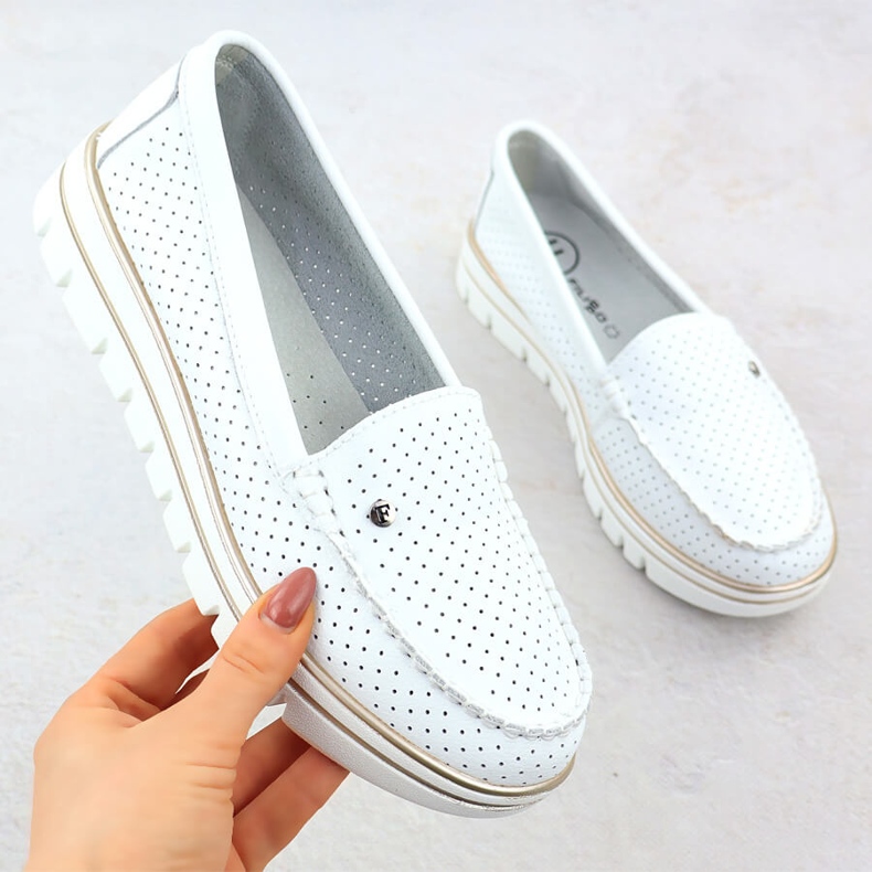 Aberto dos mocassins de couro na plataforma branca Filippo DP7006 branco 1
