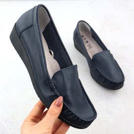 Sofras de couro feminino em uma plataforma azul marinho Sabatina jhy03 1