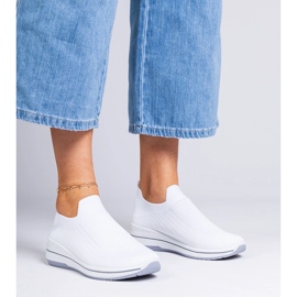 Tênis esportivo branco slip-on 2