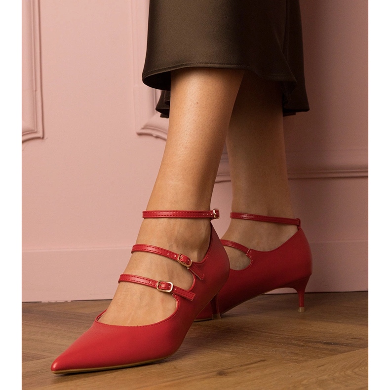 Bombas vermelhas em uma pilha baixa com fivelas vermelho 1 Bombas vermelhas em uma pilha baixa com fivelas vermelho 1