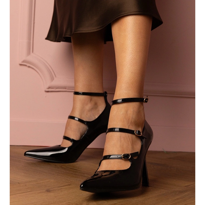 Bombas pretas envernizadas em um alfinete com fivelas preto 1