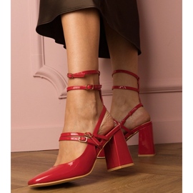 Bombas vermelhas envernizadas no post vermelho 1 Bombas vermelhas envernizadas no post vermelho 1