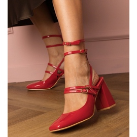 Bombas vermelhas envernizadas no post vermelho 2