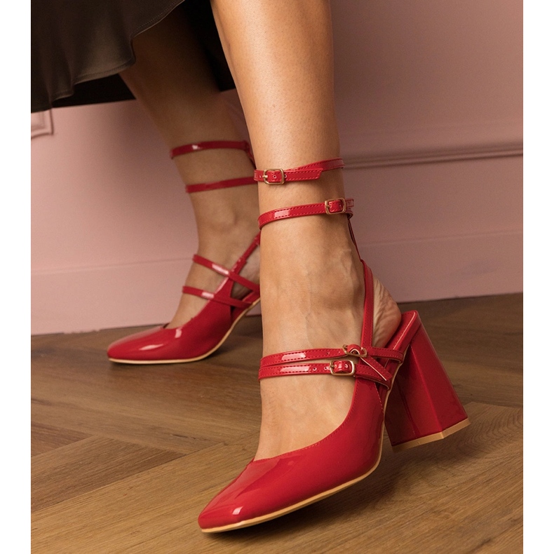 Bombas vermelhas envernizadas no post vermelho 2