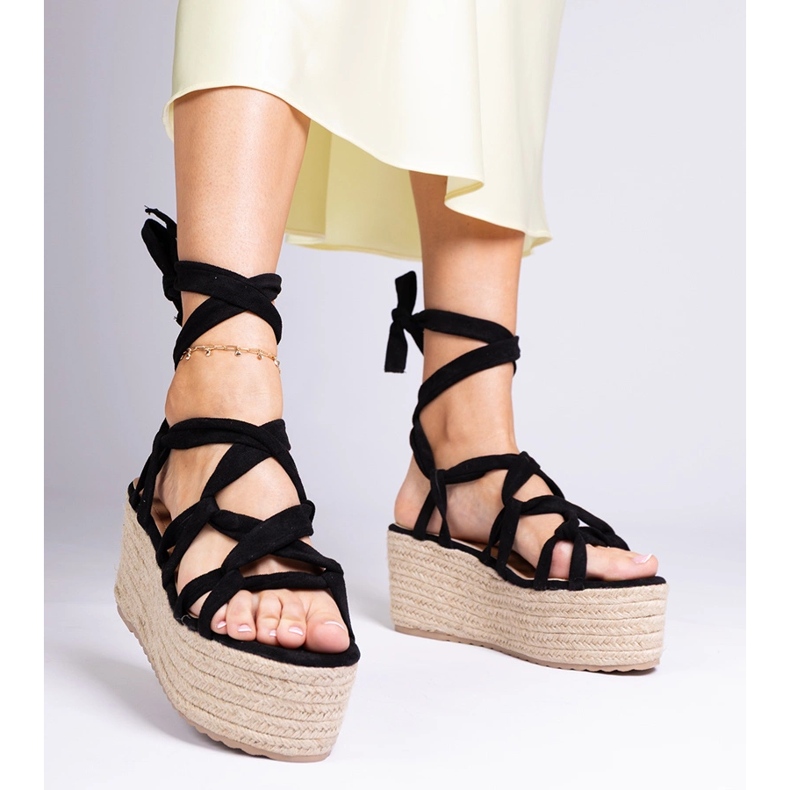 Alpargelas negras em uma plataforma alta preto 1