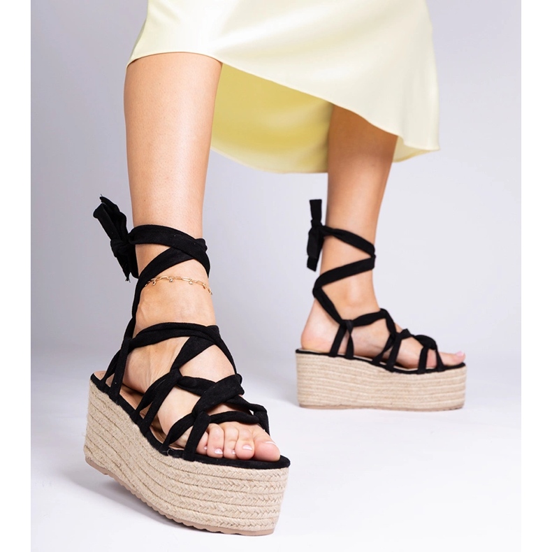 Alpargelas negras em uma plataforma alta preto 2