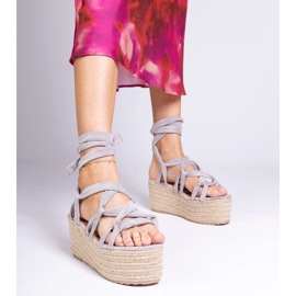 Sandálias de alpargelas cinzentos em uma plataforma alta cinza 1