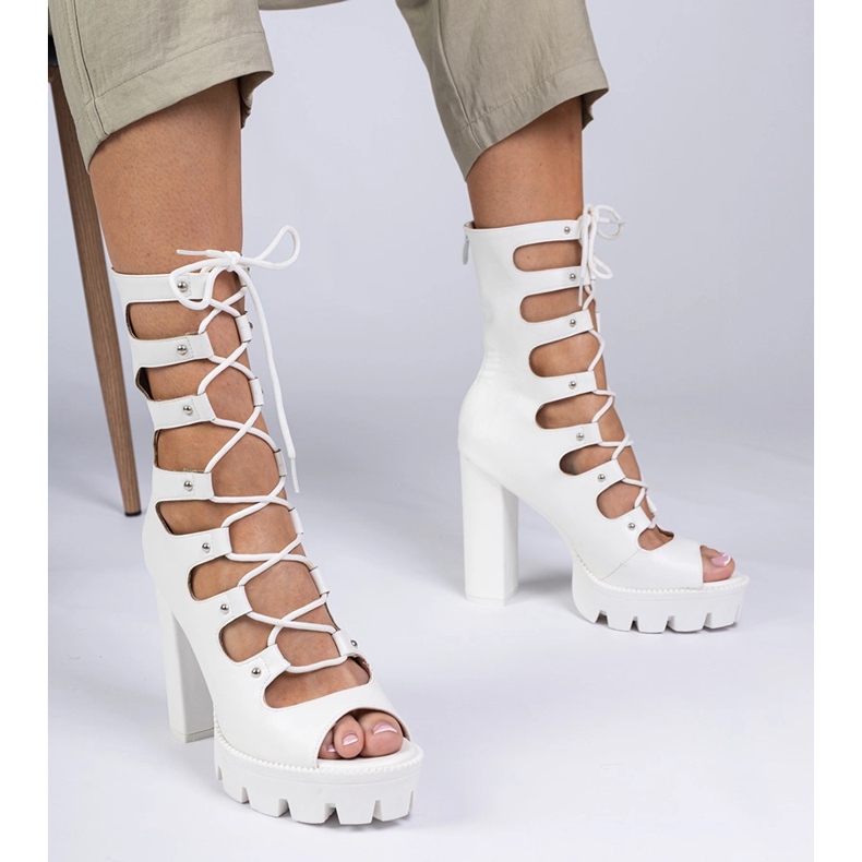 Botas brancas em um pilar alto com recortes branco 1