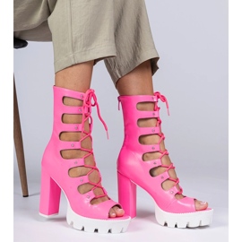Botas rosa em um pilar alto com recortes 2 Botas rosa em um pilar alto com recortes 2
